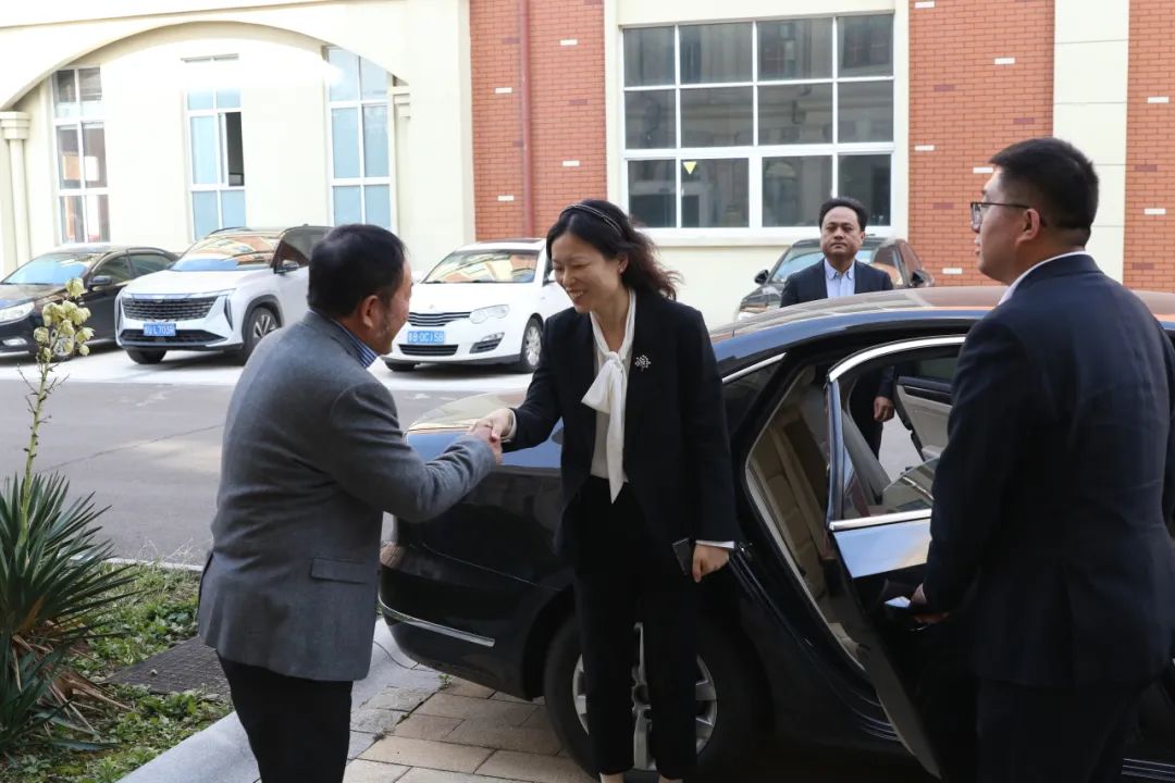 Qingdao West Coast New District Leader Xue Wenqian Bumisita sa Tianyi Muzu para sa Pananaliksik at Gabay