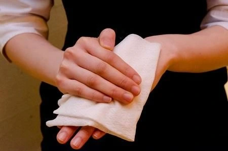 Ang mga basa na wipe ng tisyu ay nagdaragdag ng kulay sa mga serbisyo sa hotel